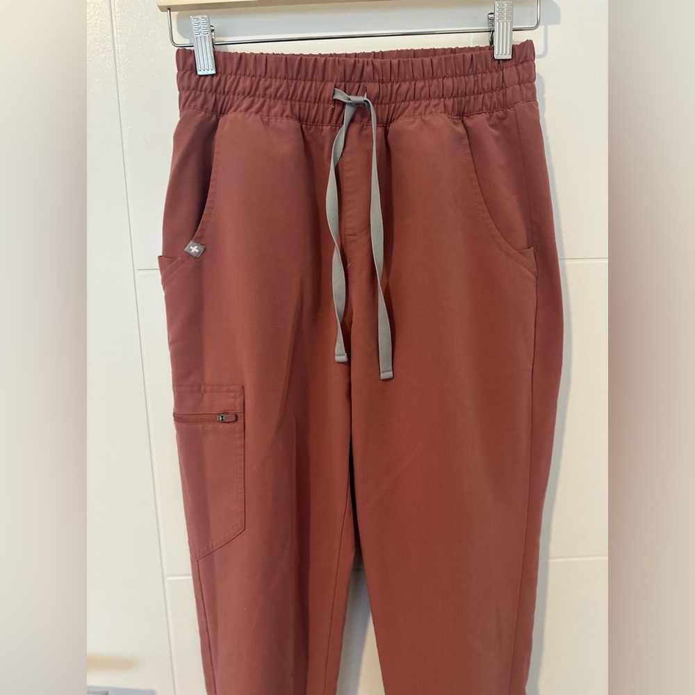FIGS Mauve Scrub Set — Catarina Top XXS + Zamora Jogger XS - Picture 8 of 11